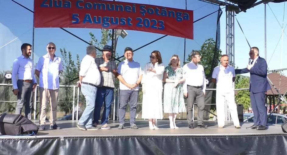 Comuna Șotânga a îmbrăcat straie de sărbătoare