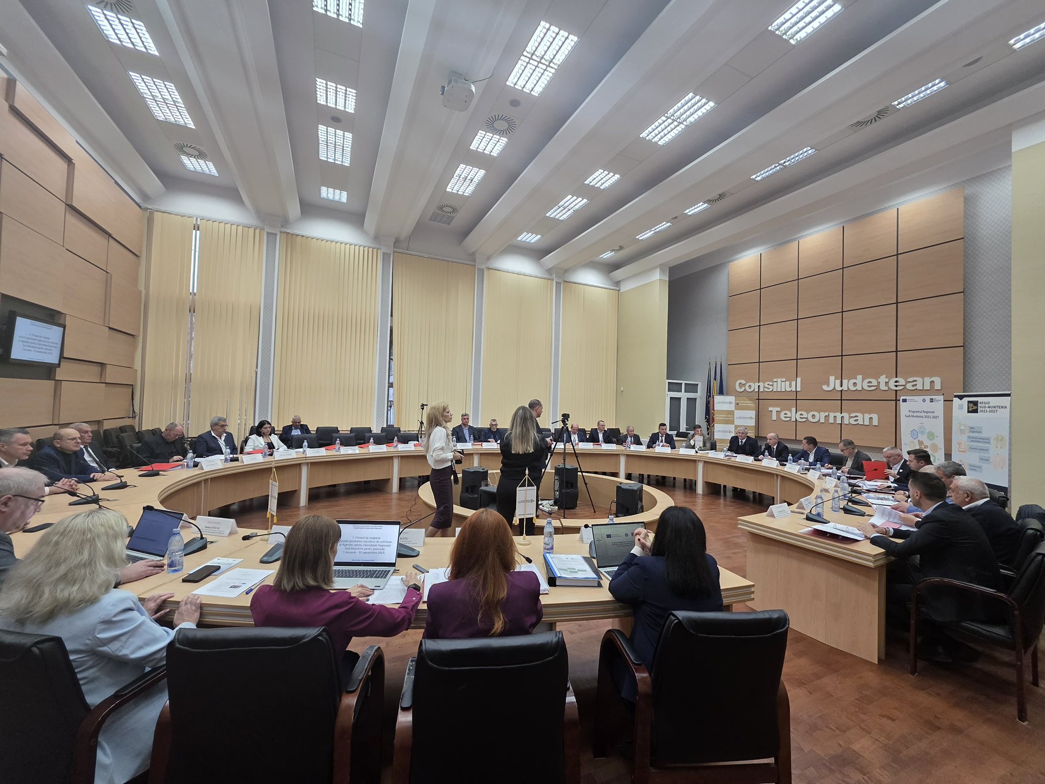 Întâlnire de analiză privind stadiul implementării Programului Regional Sud-Muntenia 2021–2027 și Programului Tranziție Justă, precum și oportunitățile de finanțare pentru dezvoltarea locală.