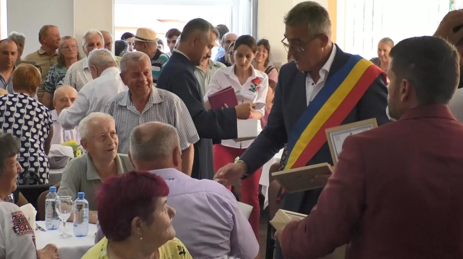 109 cupluri de aur au fost premiate pentru 50 de ani de căsătorie neîntreruptă, eveniment în premieră la Șotânga