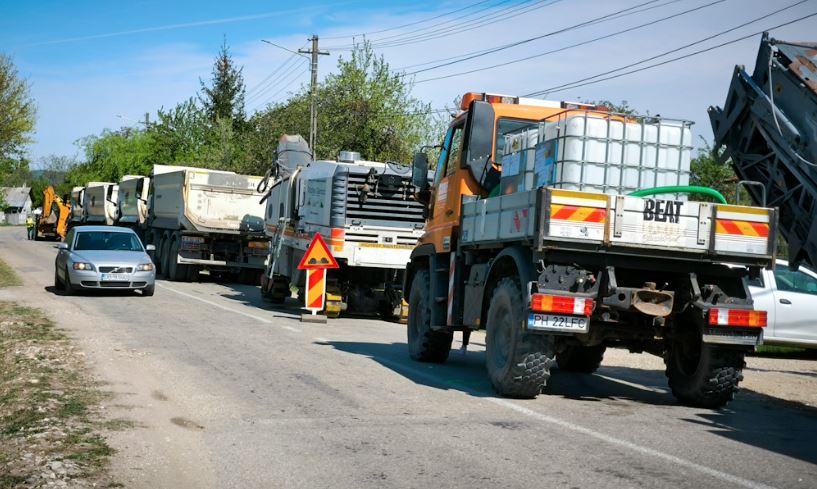 Au pornit lucrările pe două loturi din megaproiectul „Dezvoltarea infrastructurii de transport județean''